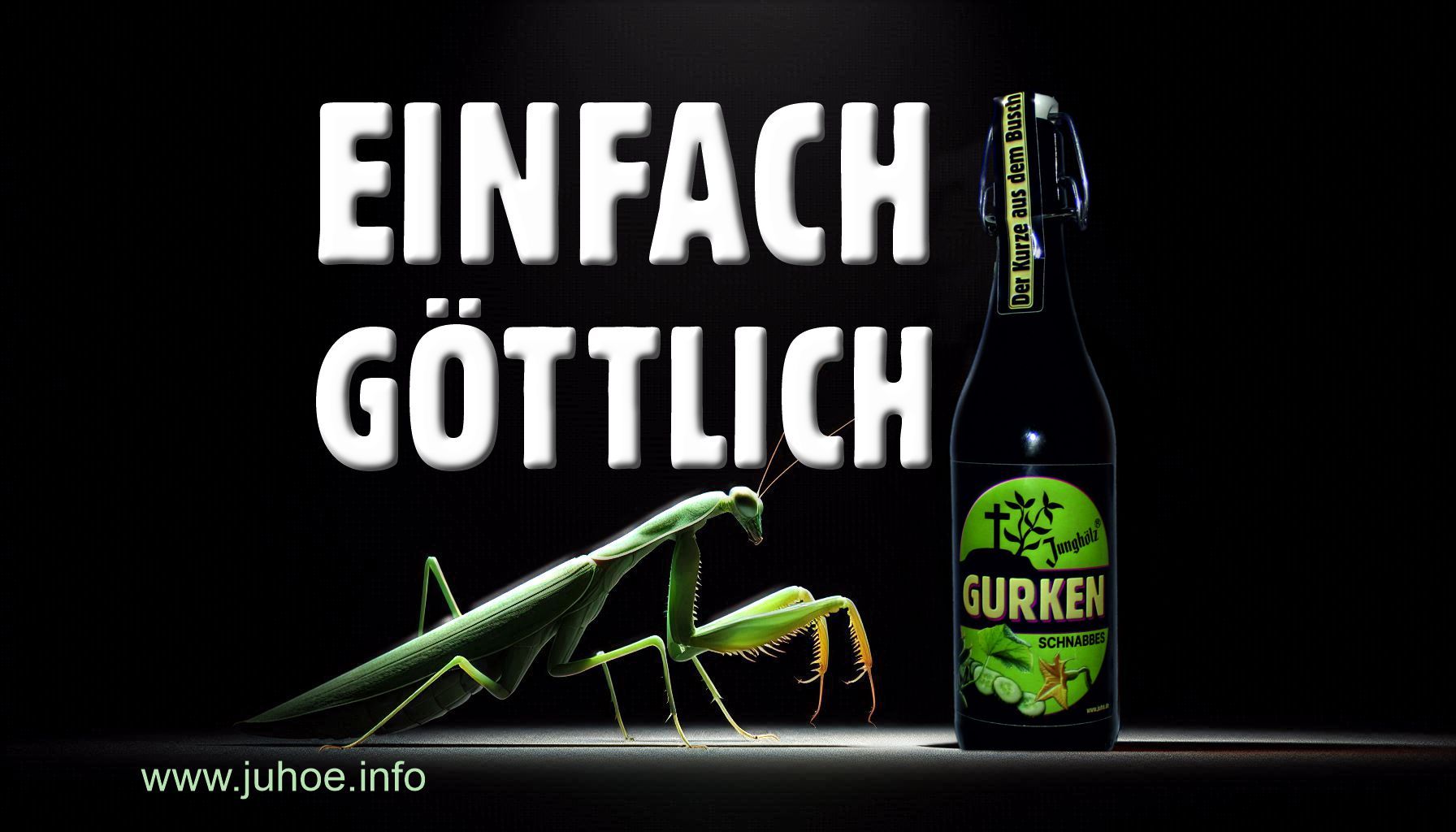 Eine Gottesanbeterin läuft auf eine Flasche GURKEN-Schnabbes zu. Der Hintergrund ist dunkel. 